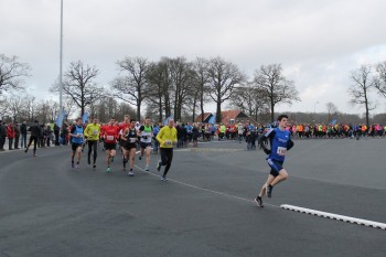 De start van de 5 en 10 km, met links in het blauw de winnaar op de 10 km, Koen Vossers. Foto Jan Ruesink