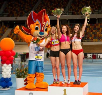 Marijke links als tweede op het podium, vergezeld van de EK 2016 mascotte